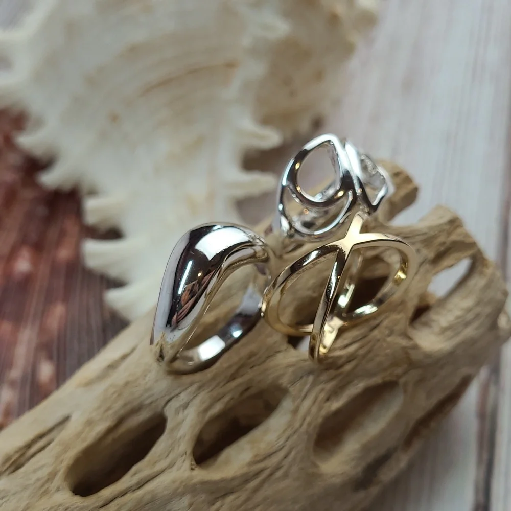 BUNDLE OF THREE FASHION RINGS - Picture 3 of 12